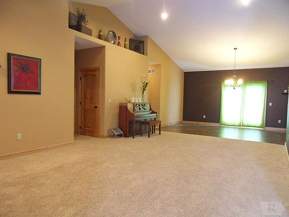 2nd image of 1404 Dakota St