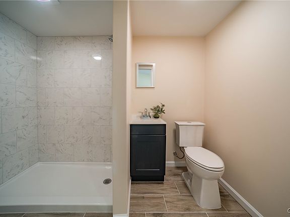 3rd image of 223 Esther St