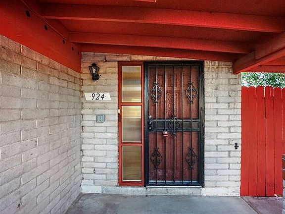 3rd image of 924 N Camino Seco
