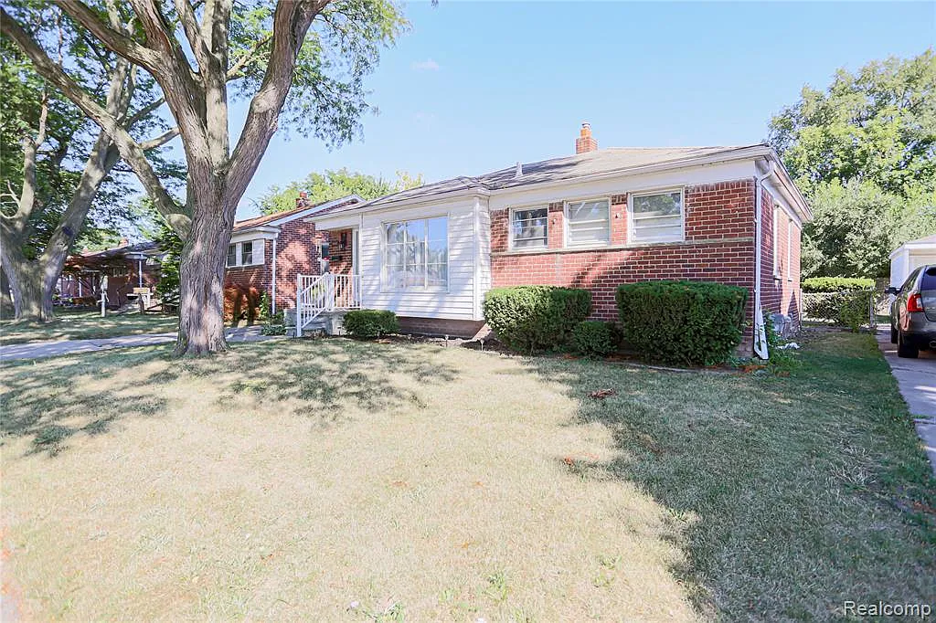 3 bed, 1.0 bath, 1800 sqft, $1,900 — Photo 2