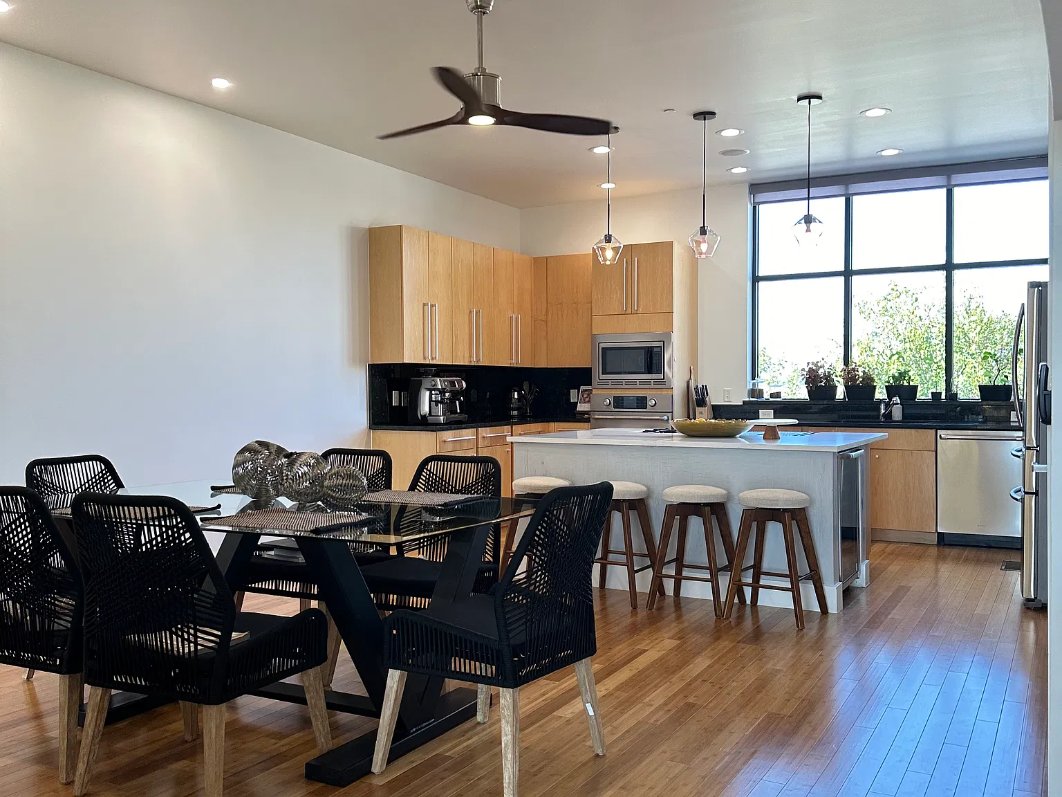 3 bed, 3.5 bath, 2884 sqft, $7,000 — Photo 3