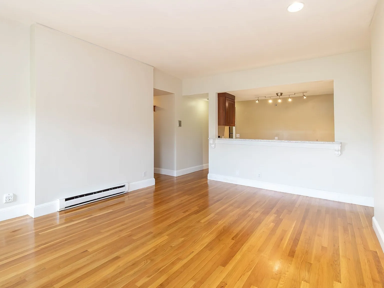 2 bed, 1.0 bath, 775 sqft, $3,700 — Photo 2