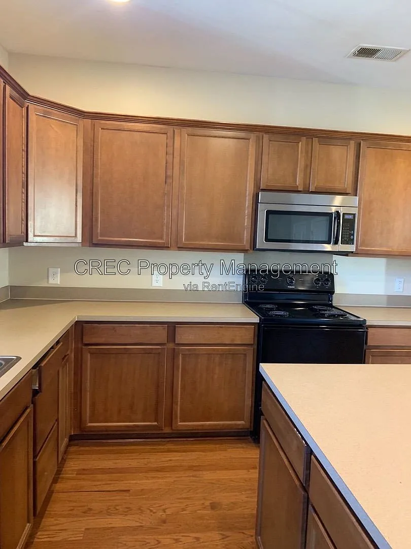 3 bed, 2.5 bath, 1740 sqft, $2,200 — Photo 4