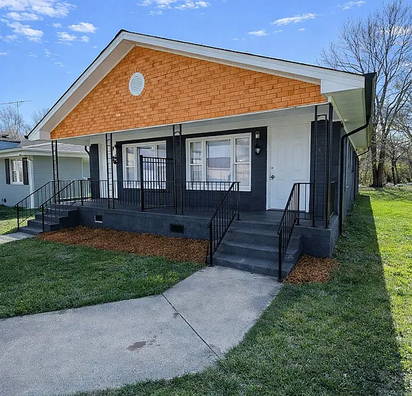 1417 W Bank St — Photo 1