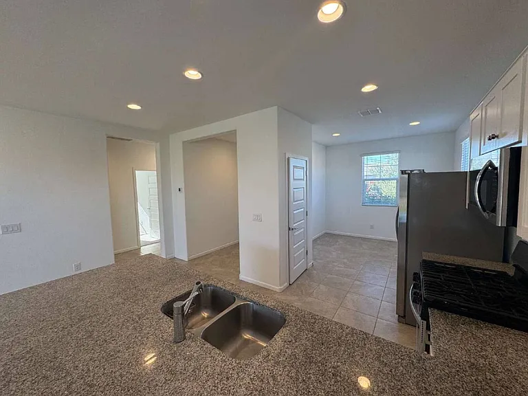 32067 N Wayne Ln — Photo 9