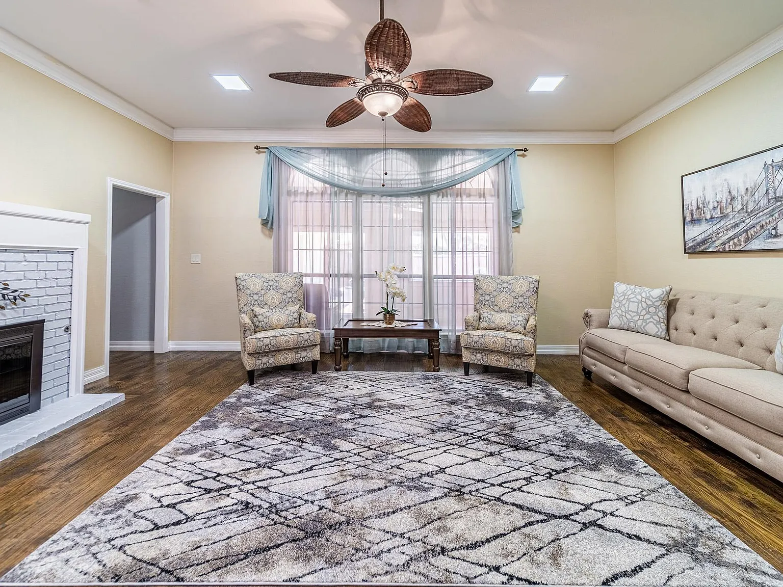 3305 Eisenhower Ln — Photo 1