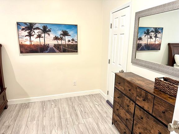 1bedroom showing closet door