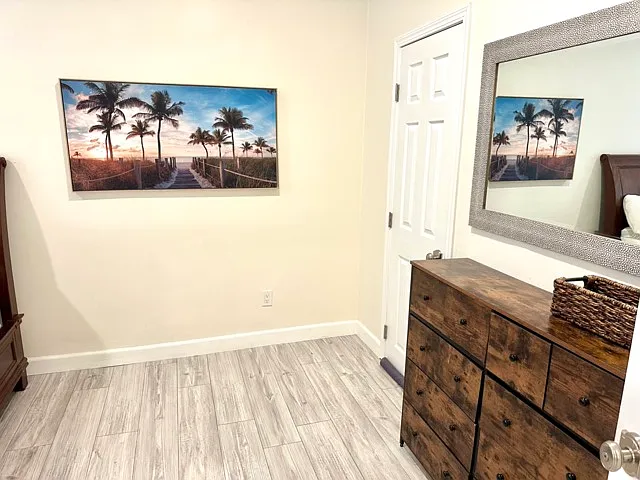 1bedroom showing closet door