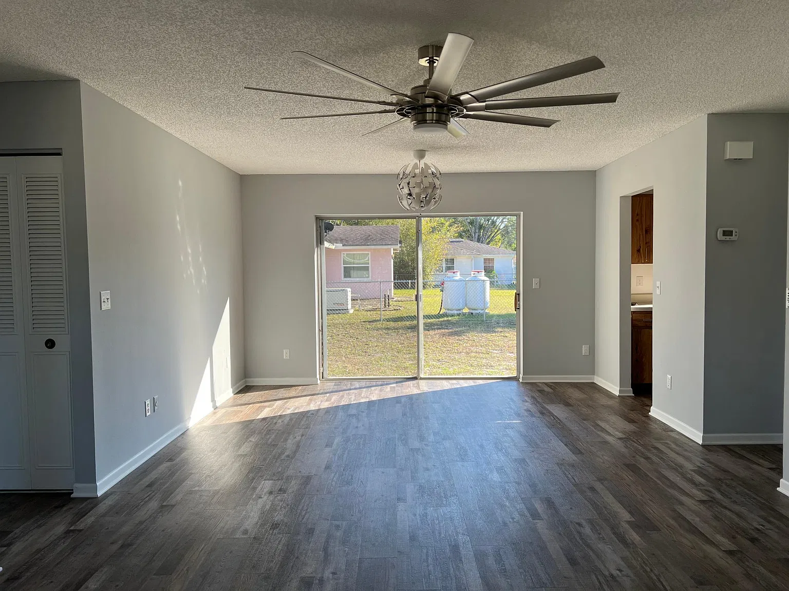 3 bed, 1428 sqft, $2,050 — Photo 2
