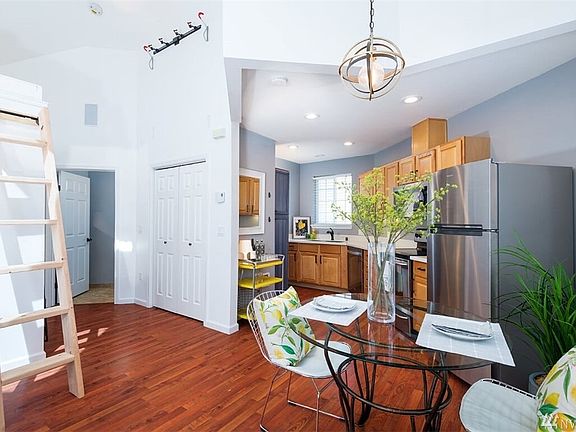 Spacious entryway with open concept space, so light and bright with the vaulted ceilings 