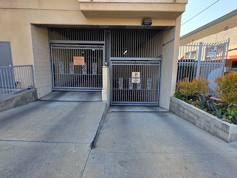 1037 S Fedora St #204 — Photo 10