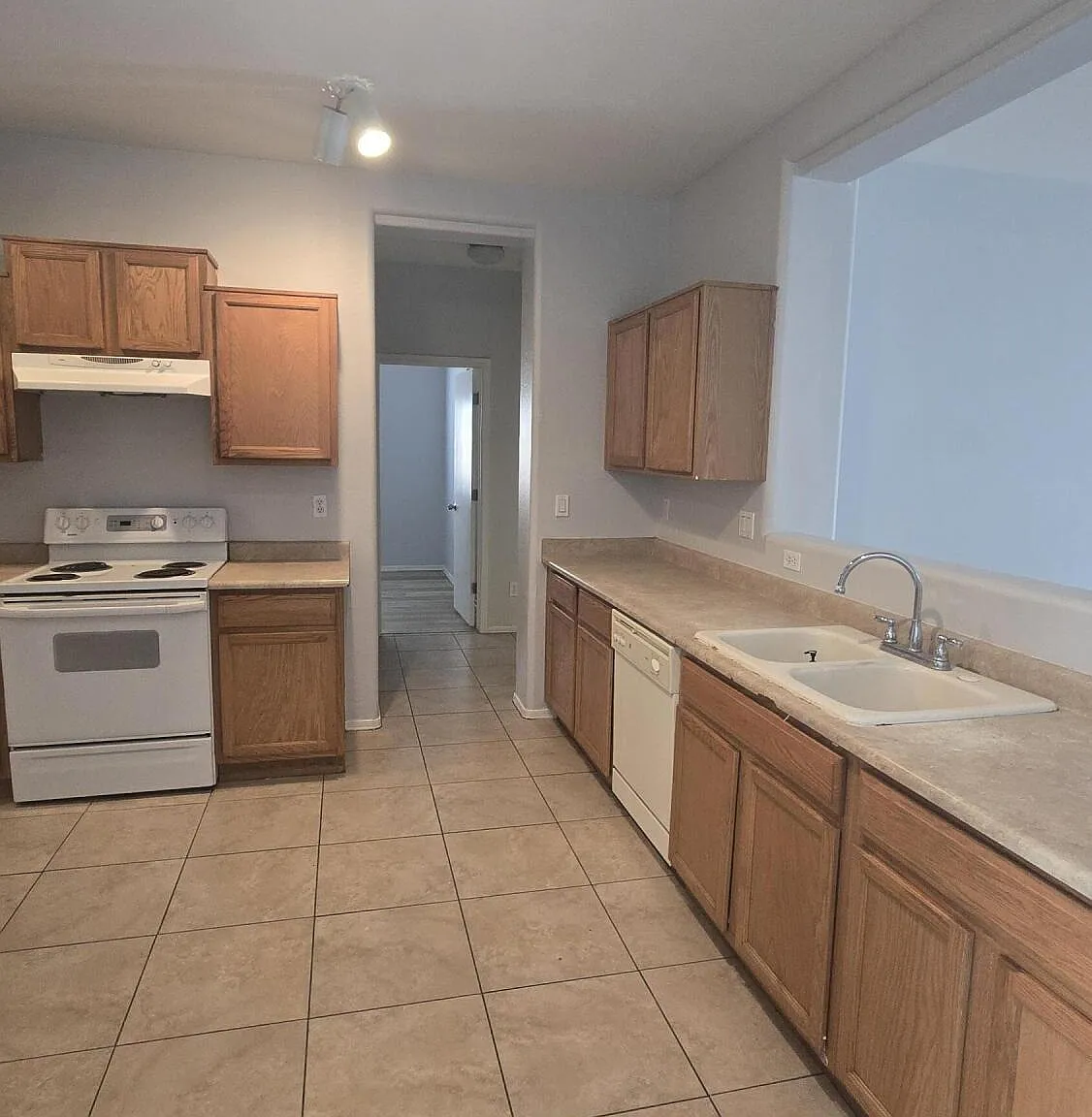 4 bed, 2.0 bath, 1800 sqft, $1,950 — Photo 3
