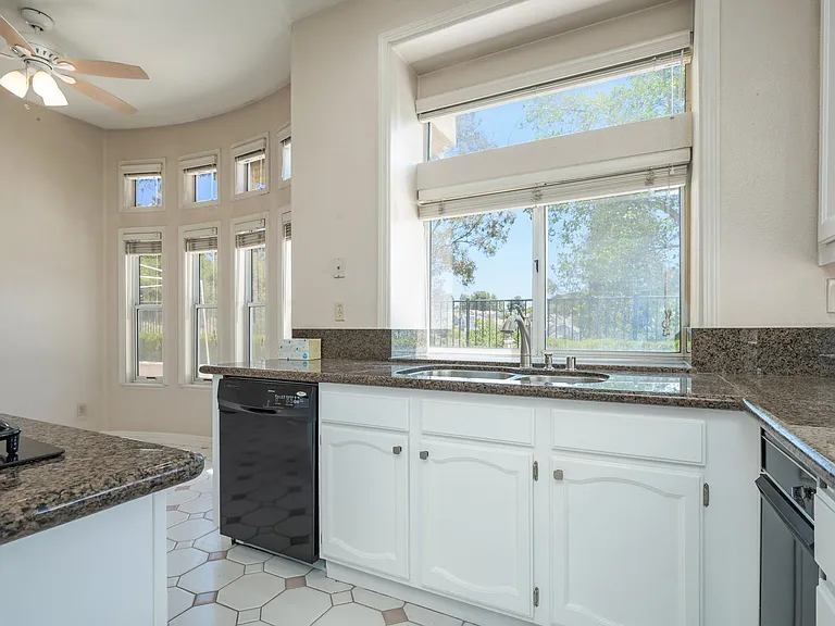 11718 Windcrest Ln — Photo 21