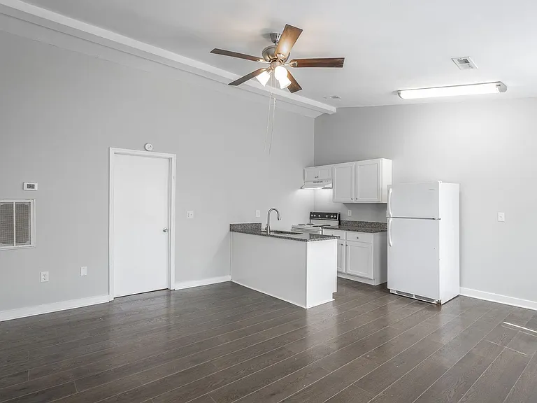 100 Creeks Bend Dr — Photo 1