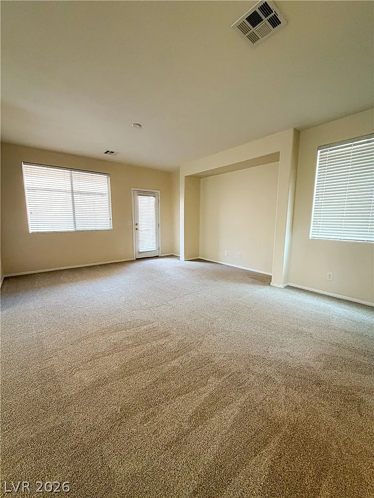 3 bed, 2.5 bath, 1936 sqft, $2,045 — Photo 2