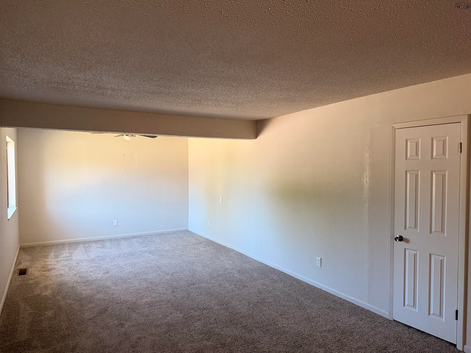 3 bed, 2.5 bath, 1420 sqft, $1,690 — Photo 2