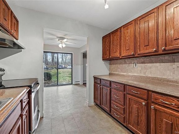 2nd image of 4 Heritage Dr Unit A