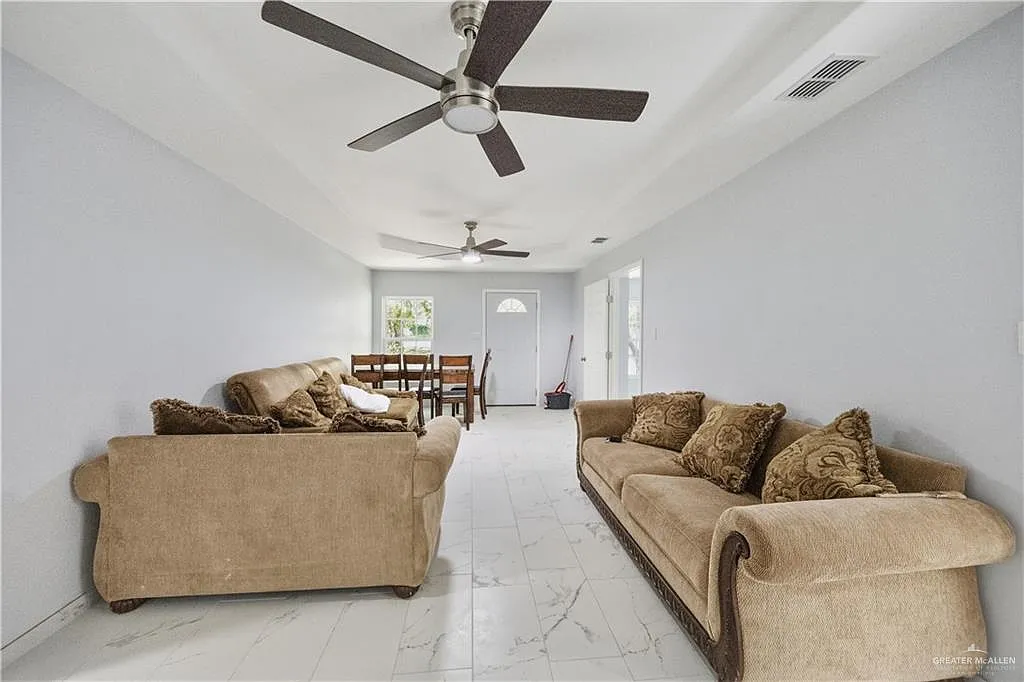 4 bed, 3.0 bath, 2570 sqft, $2,000 — Photo 3