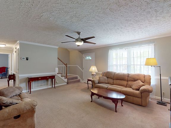 3rd image of 104 Erica Pl
