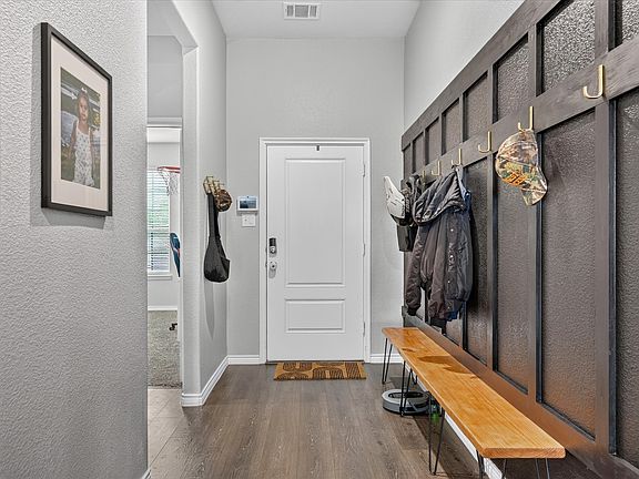 5th image of 3008 Redwood St