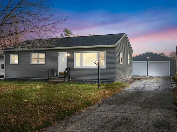 207 7th Ave, Hiawatha, IA 52233