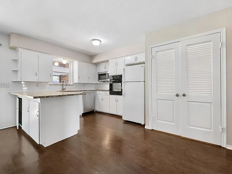 8351 Lullwater Dr — Photo 10