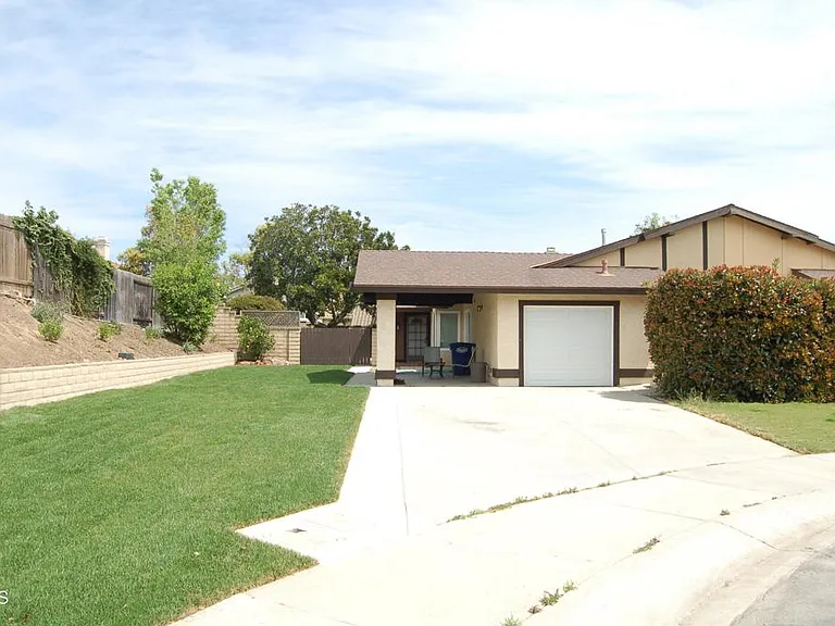 896 Creekside Cir — Photo 1