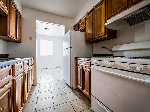1677 State St Apartments Chicago Kitchen_04