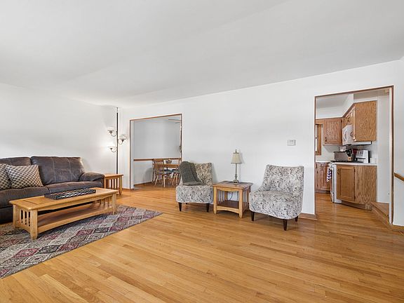 3rd image of 604 Oxford Ct