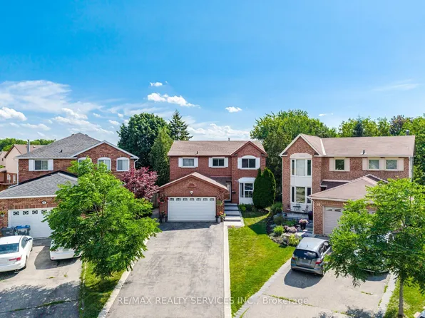 8 Paramount Pl, Brampton, ON L6Y 2T3
