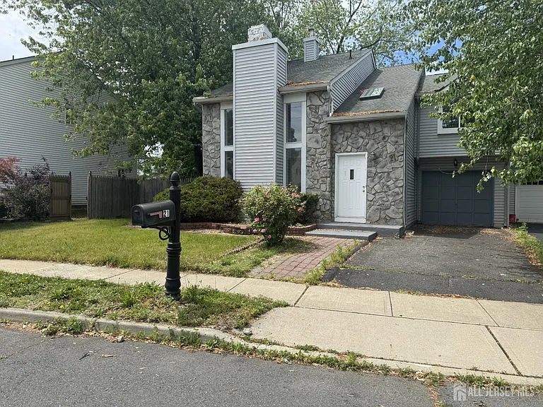 21 Jeffrey Cir — Photo 1