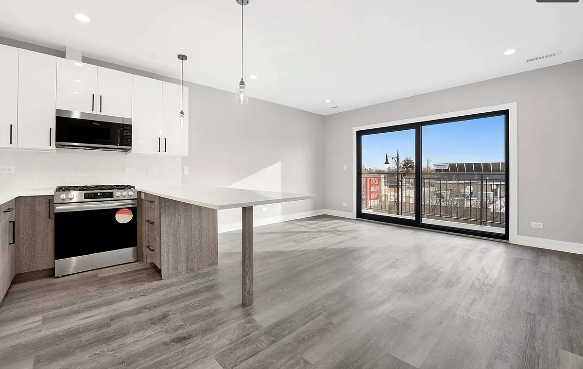 Building Photo - 5418 W Belmont Ave #3W