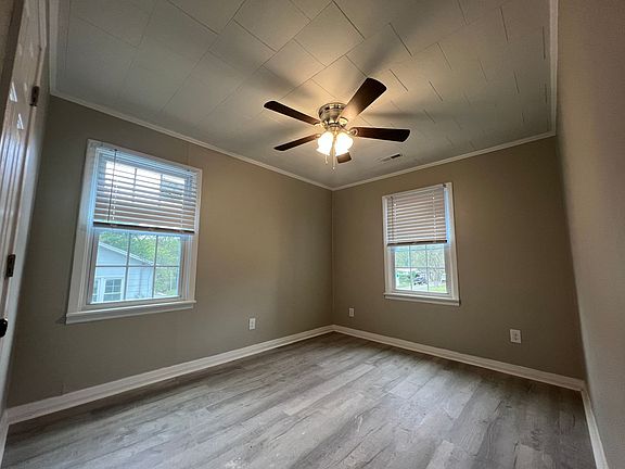 4th image of 2694 Court Dr