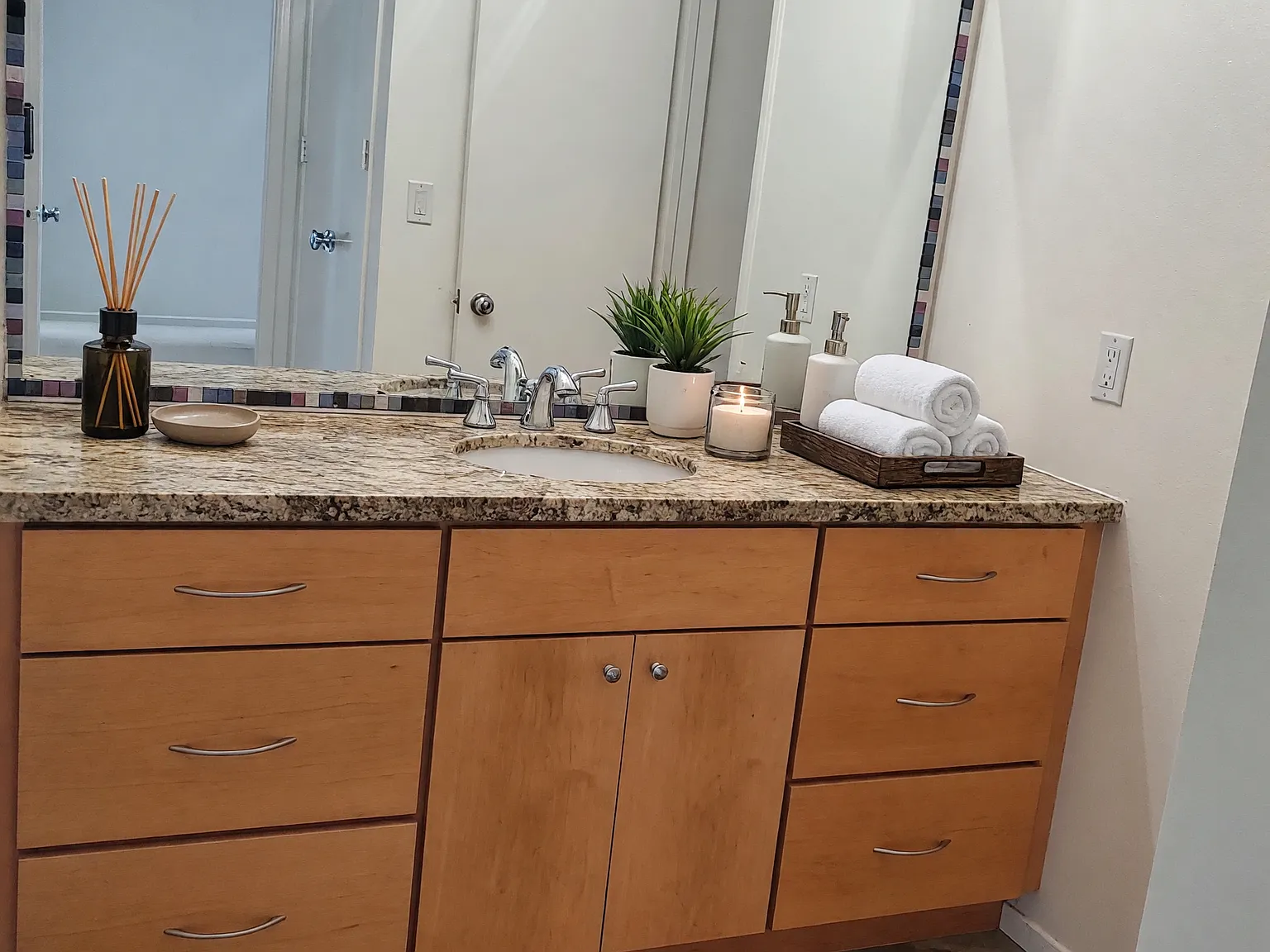 6000 Canterbury Dr — Photo 3