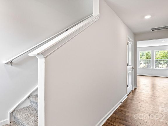 5th image of 17 Lillian Ln