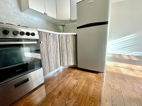 5th image of 330 Evergreen Ave #B