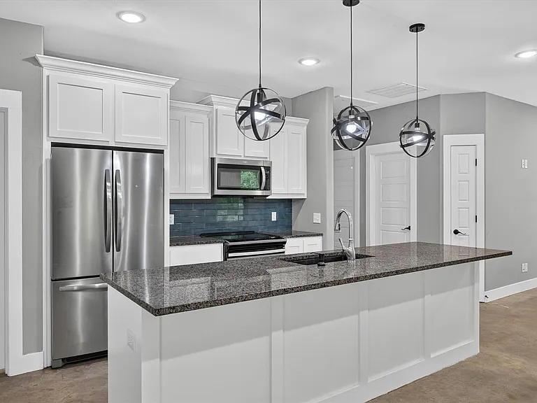 707 E Woodard St — Photo 8