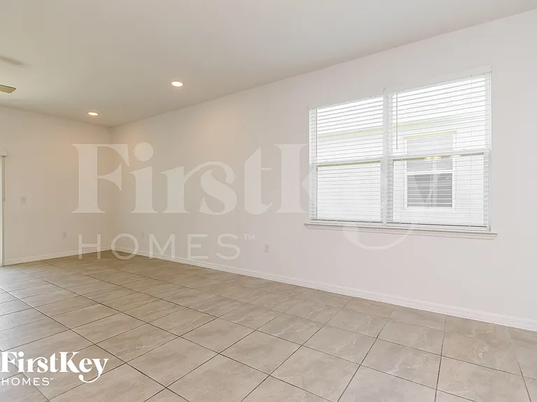 1630 Isleta Loop — Photo 2
