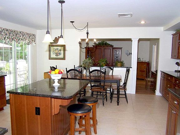 5th image of 8 Seville Ln