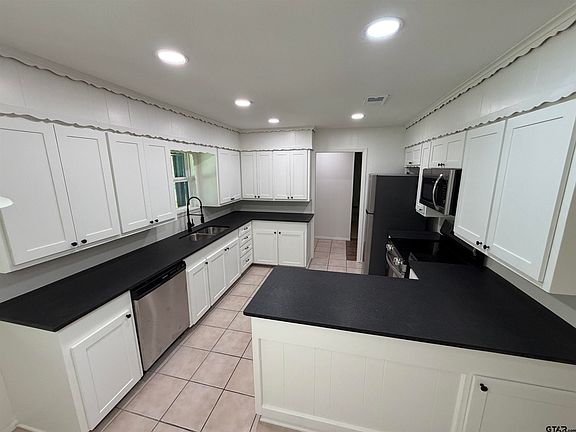 4th image of 908 E 4th St