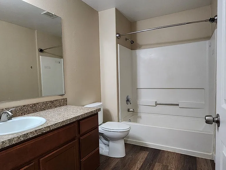 442-Northridge Plaza — Photo 3