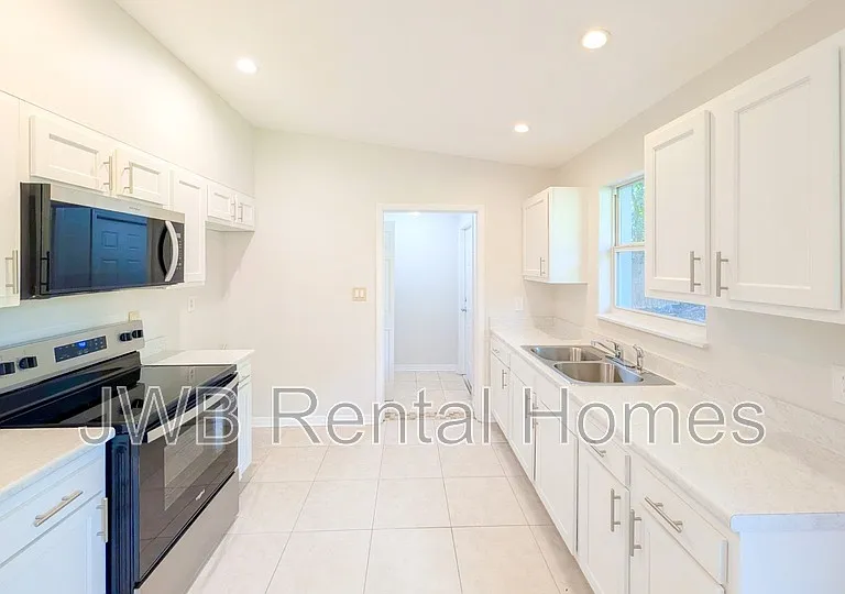7822 Dubois Dr — Photo 2