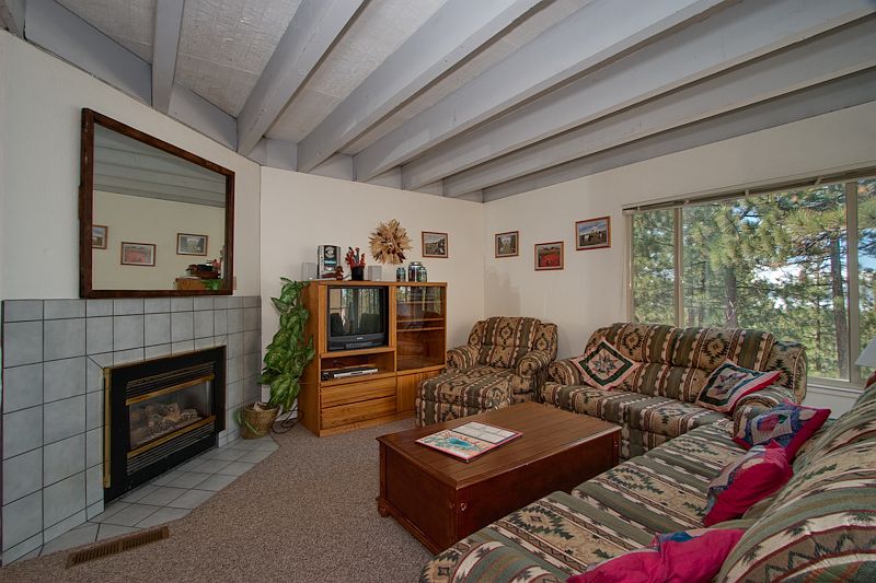 Living room w/ gas fireplace