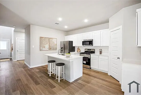 6 bed, 2536 sqft, $3,900 — Photo 1