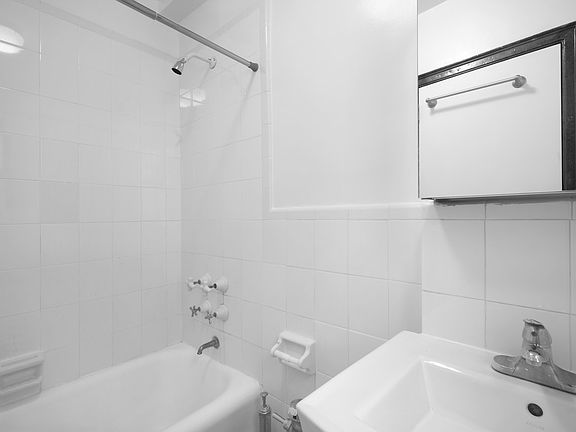 5th image of 208 W 23rd St APT 201
