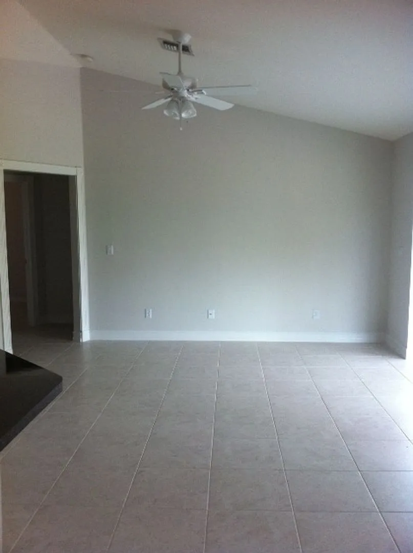 SW Cape Coral 3x2 single family home rental. — Photo 2