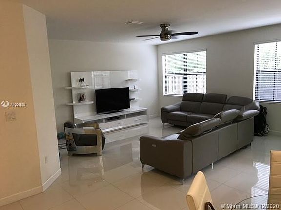 5th image of 10250 NW 70th Ter