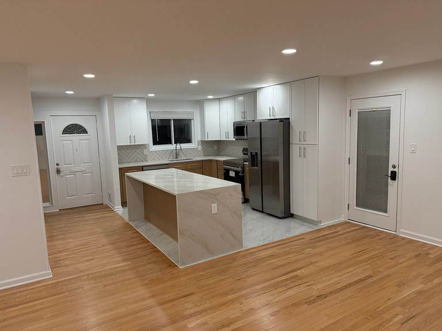 5 bed, 2000 sqft, $5,100 — Photo 2