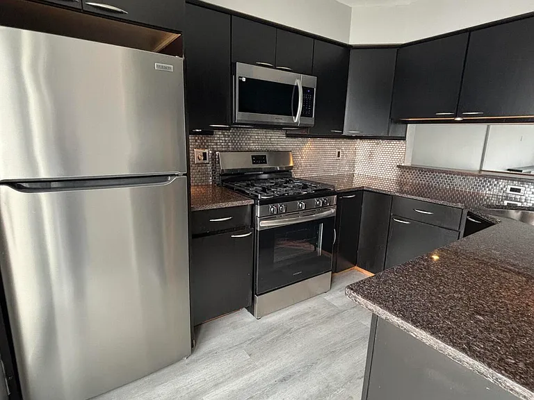 30 Sunset Ave — Photo 3