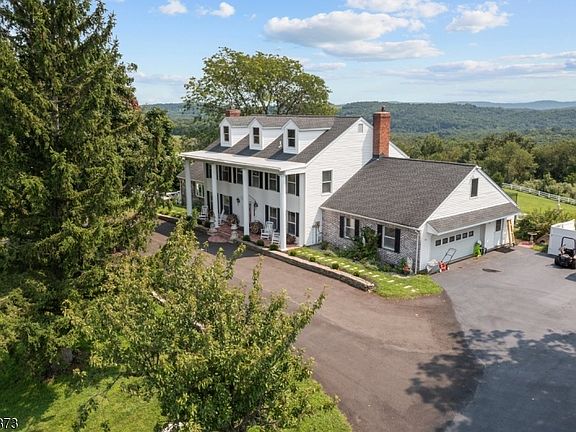 3rd image of 20 Mountain View Dr